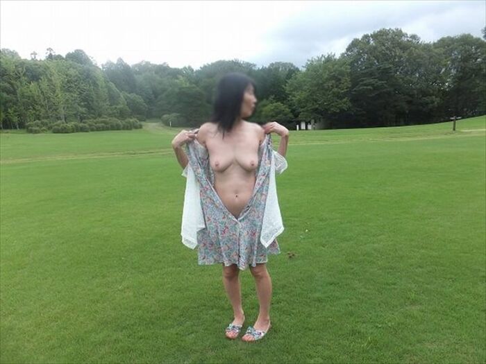 Amateur I took a picture of my wife and her nude and chilla show exposure in the open air 18th image