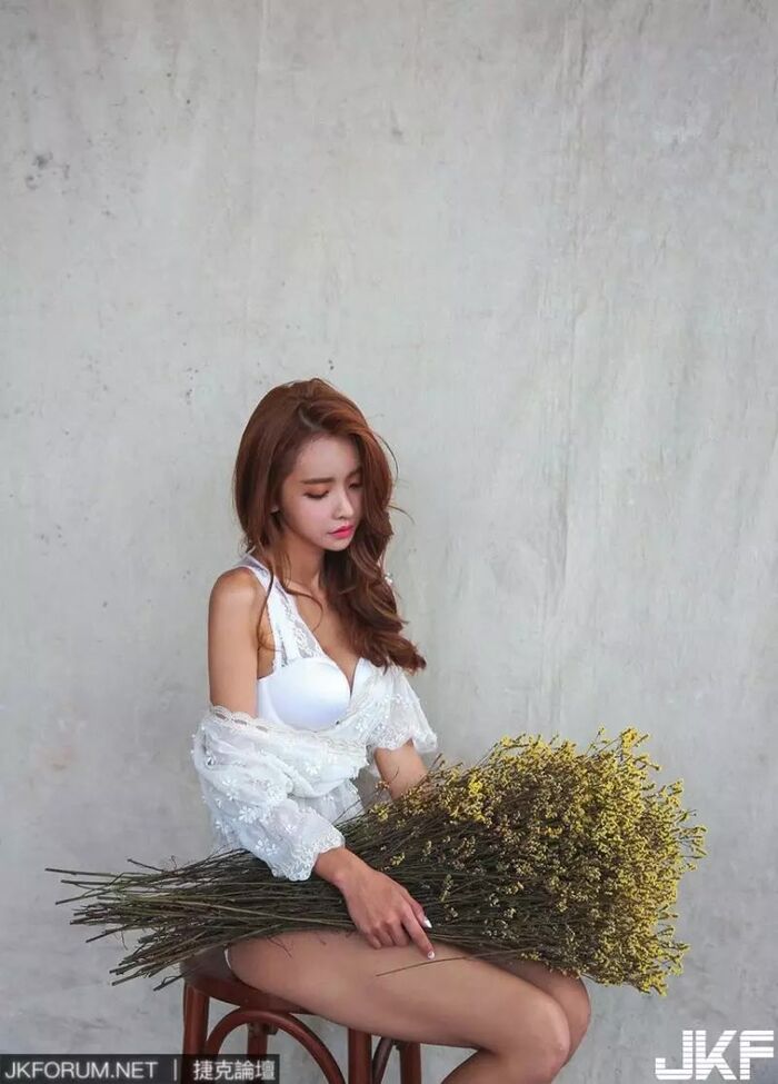 On-the-back South Korean beauty woman 脫 clothes thigh-dew deep groove distribution association tai criminal rule 13th image