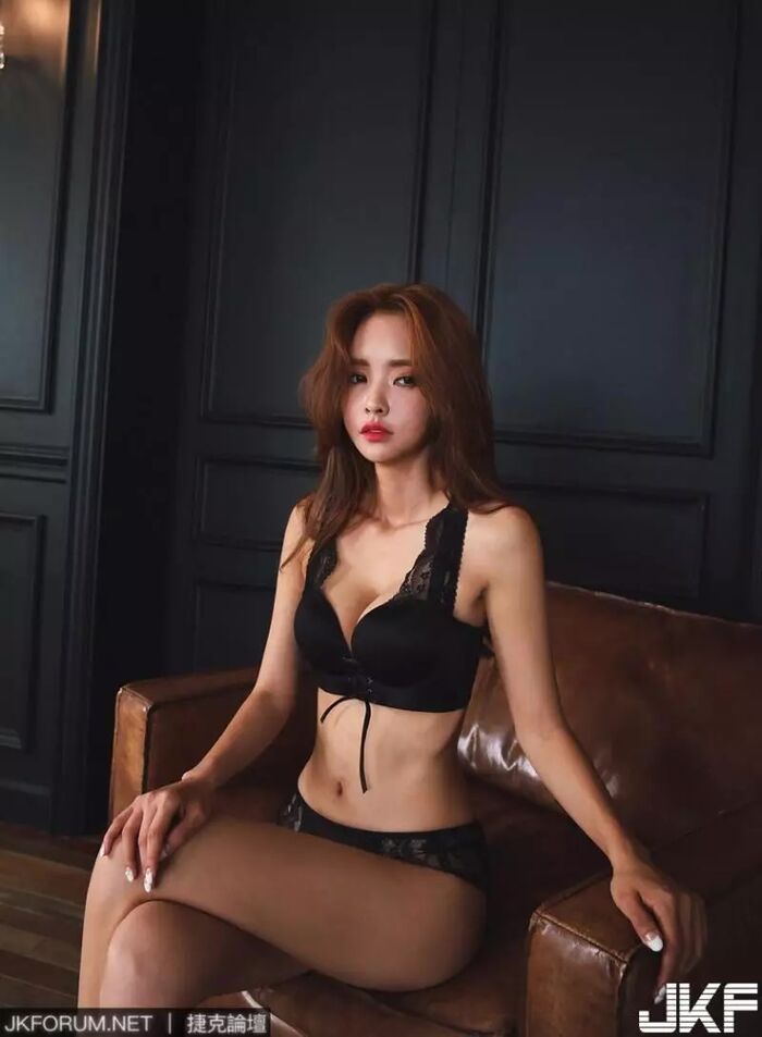 On-the-back South Korean beauty woman 脫 clothes thigh-dew deep groove distribution association tai criminal rule 23th image