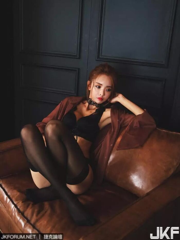 On-the-back South Korean beauty woman 脫 clothes thigh-dew deep groove distribution association tai criminal rule 24th image
