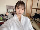 【With images】 An av actress takes a selfie → shows an old man with a skinhead messing around with a laptop in the back