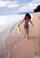 美女脫了上衣在沙灘上奔跑! 吉崎直 (30P)