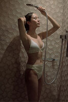 比嘉愛未さん、写真集で美尻や水着姿を披露しててたまらんwww【エロ画像】