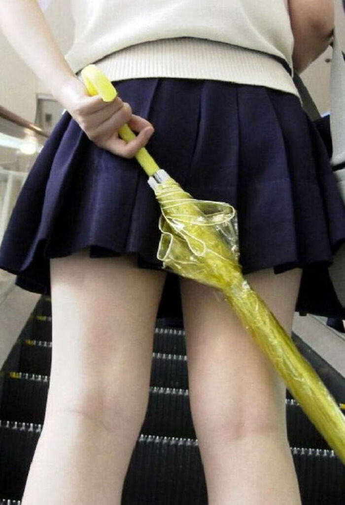 72 JK erotic images holding down skirts I tried to collect high school girls who are trying not to panchira such as stairs, escalators, and forward bending 10th image