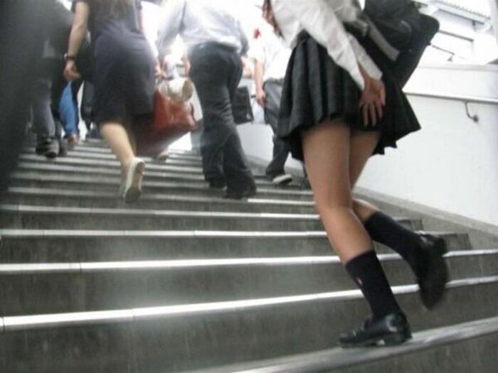 72 JK erotic images holding down skirts I tried to collect high school girls who are trying not to panchira such as stairs, escalators, and forward bending 14th image