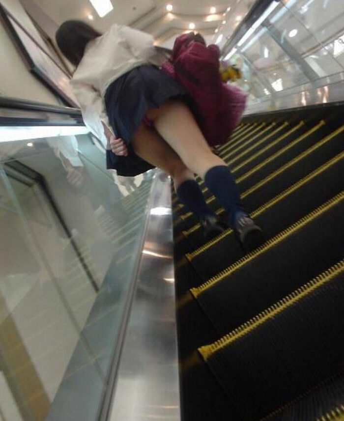 72 JK erotic images holding down skirts I tried to collect high school girls who are trying not to panchira such as stairs, escalators, and forward bending 15th image