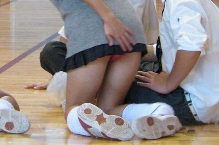 72 JK erotic images holding down skirts I tried to collect high school girls who are trying not to panchira such as stairs, escalators, and forward bending 21th image