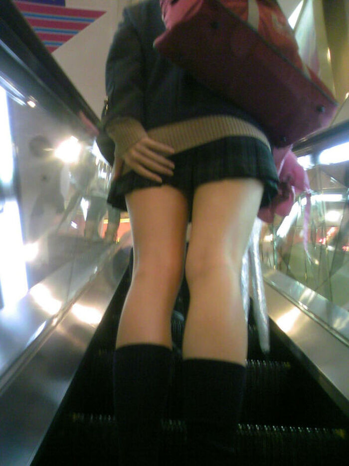 72 JK erotic images holding down skirts I tried to collect high school girls who are trying not to panchira such as stairs, escalators, and forward bending 23th image