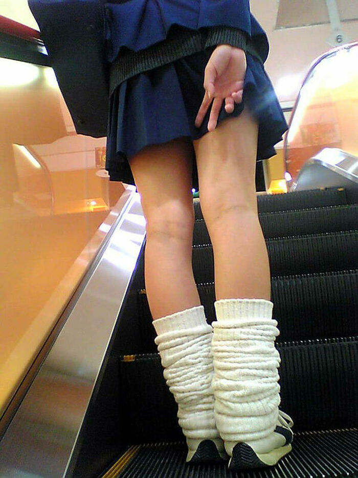 72 JK erotic images holding down skirts I tried to collect high school girls who are trying not to panchira such as stairs, escalators, and forward bending 26th image
