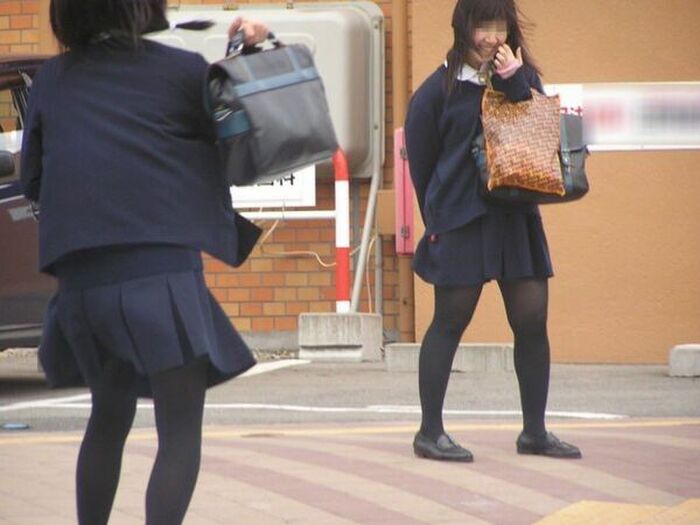 72 JK erotic images holding down skirts I tried to collect high school girls who are trying not to panchira such as stairs, escalators, and forward bending 29th image