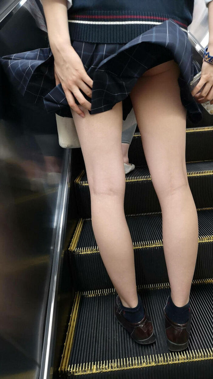 72 JK erotic images holding down skirts I tried to collect high school girls who are trying not to panchira such as stairs, escalators, and forward bending 3th image