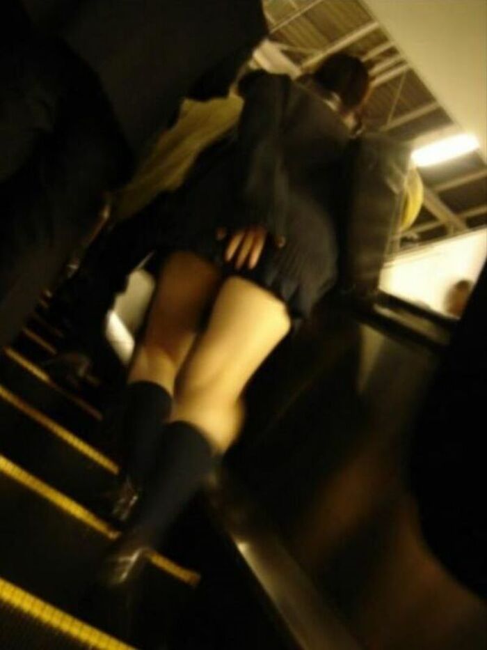72 JK erotic images holding down skirts I tried to collect high school girls who are trying not to panchira such as stairs, escalators, and forward bending 34th image