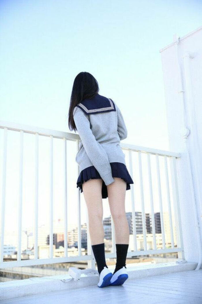 72 JK erotic images holding down skirts I tried to collect high school girls who are trying not to panchira such as stairs, escalators, and forward bending 45th image