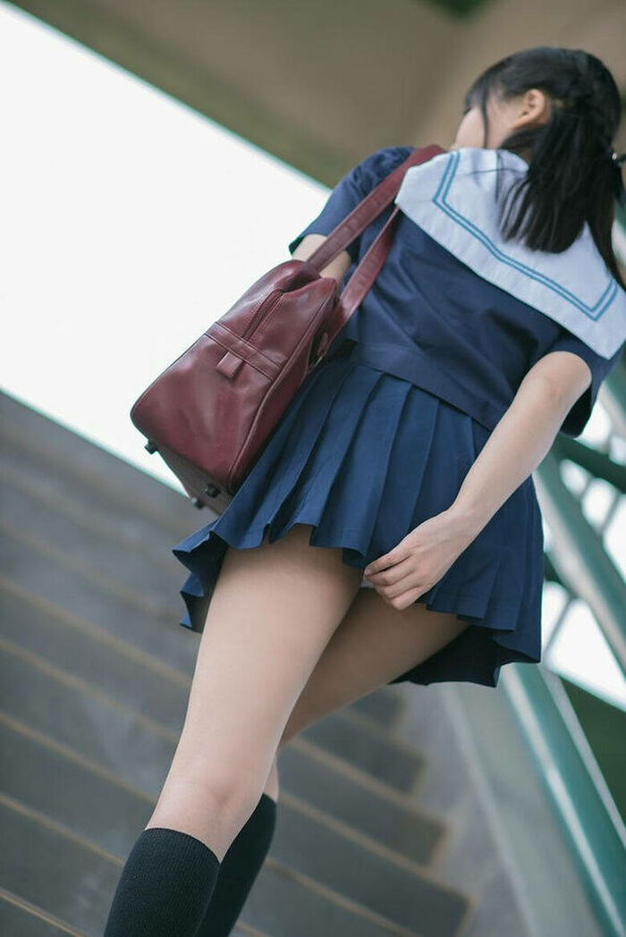 72 JK erotic images holding down skirts I tried to collect high school girls who are trying not to panchira such as stairs, escalators, and forward bending 46th image