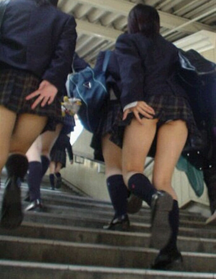72 JK erotic images holding down skirts I tried to collect high school girls who are trying not to panchira such as stairs, escalators, and forward bending 50th image