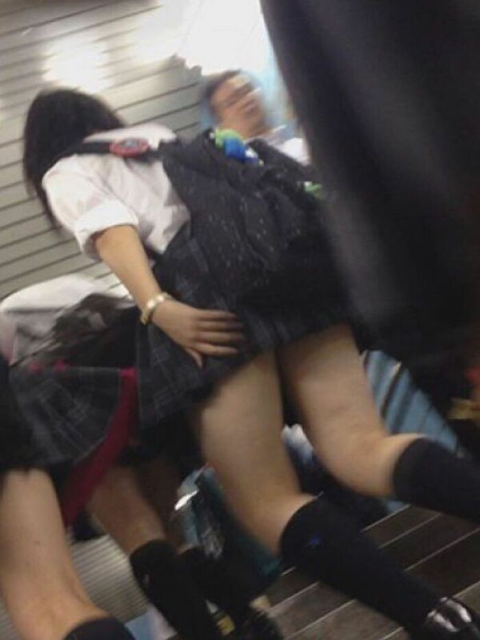72 JK erotic images holding down skirts I tried to collect high school girls who are trying not to panchira such as stairs, escalators, and forward bending 58th image