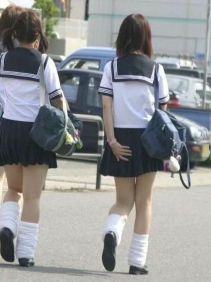 72 JK erotic images holding down skirts I tried to collect high school girls who are trying not to panchira such as stairs, escalators, and forward bending 59th image