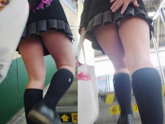 72 JK erotic images holding down skirts I tried to collect high school girls who are trying not to panchira such as stairs, escalators, and forward bending 61th image