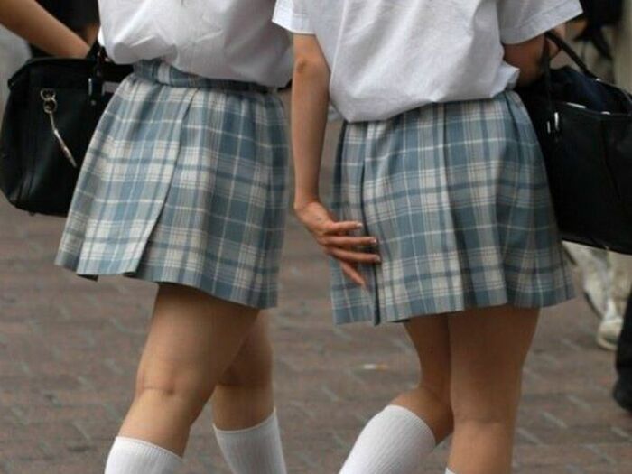 72 JK erotic images holding down skirts I tried to collect high school girls who are trying not to panchira such as stairs, escalators, and forward bending 63th image