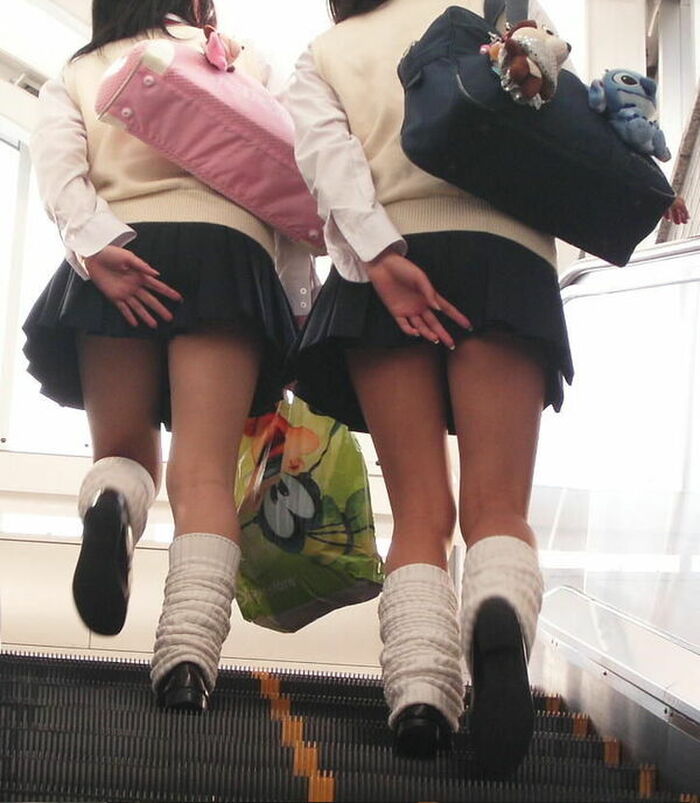 72 JK erotic images holding down skirts I tried to collect high school girls who are trying not to panchira such as stairs, escalators, and forward bending 72th image