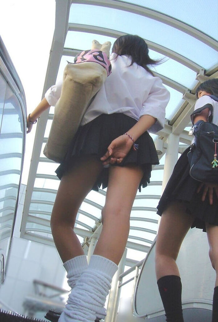 72 JK erotic images holding down skirts I tried to collect high school girls who are trying not to panchira such as stairs, escalators, and forward bending 74th image
