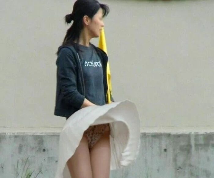 Amateur girls with a strong wind and skirts soaring and pants are fully visible 14th image