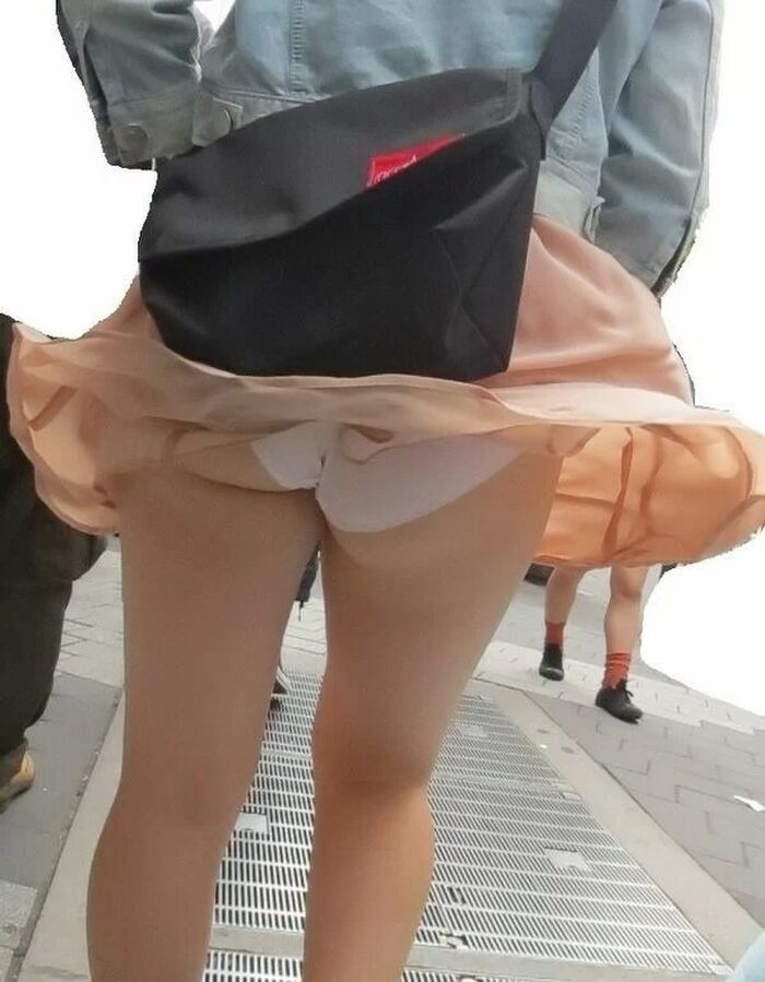 Amateur girls with a strong wind and skirts soaring and pants are fully visible 16th image