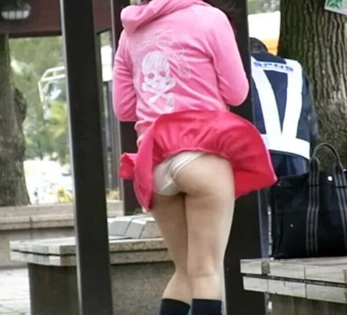 Amateur girls with a strong wind and skirts soaring and pants are fully visible 2th image