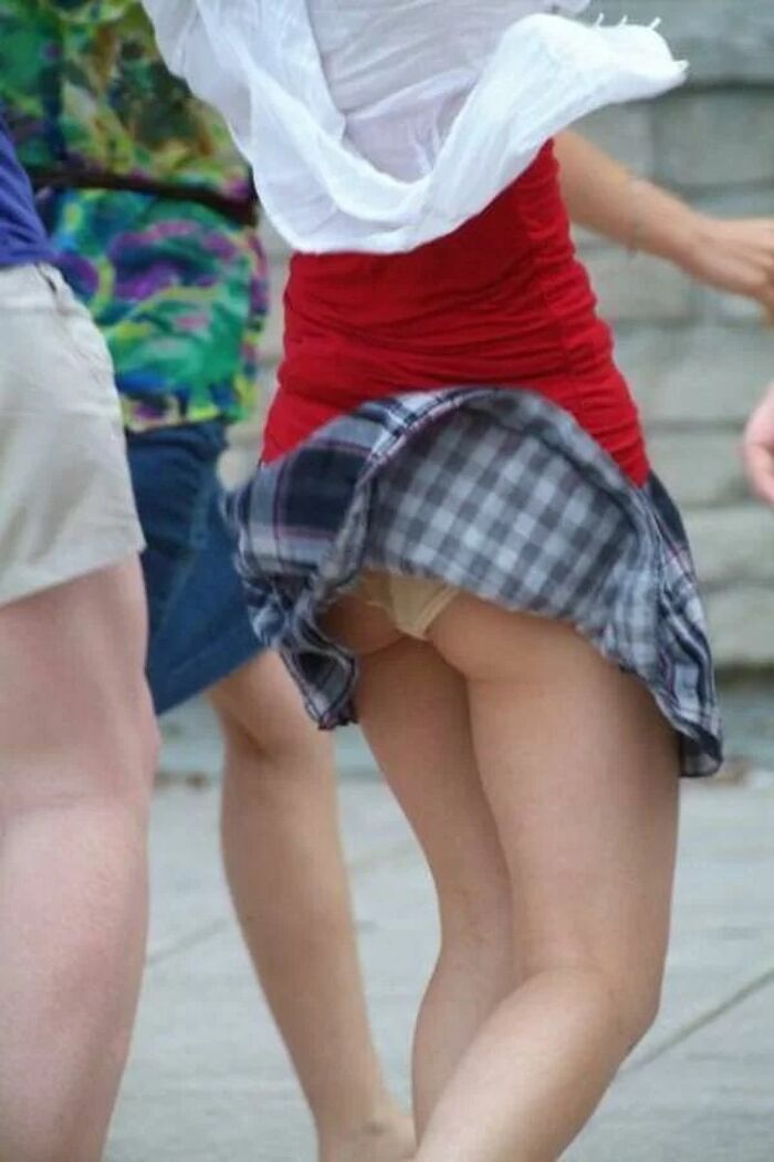 Amateur girls with a strong wind and skirts soaring and pants are fully visible 3th image