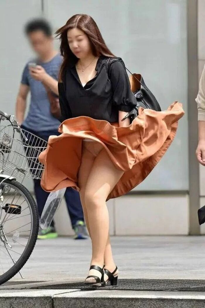 Amateur girls with a strong wind and skirts soaring and pants are fully visible 4th image