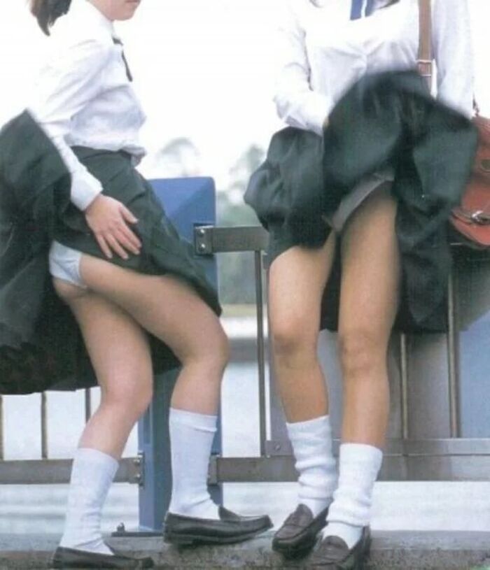 Amateur girls with a strong wind and skirts soaring and pants are fully visible 5th image