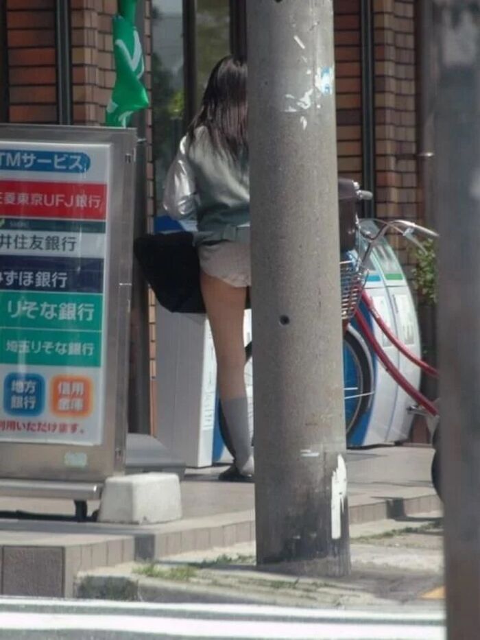 Amateur girls with a strong wind and skirts soaring and pants are fully visible 6th image