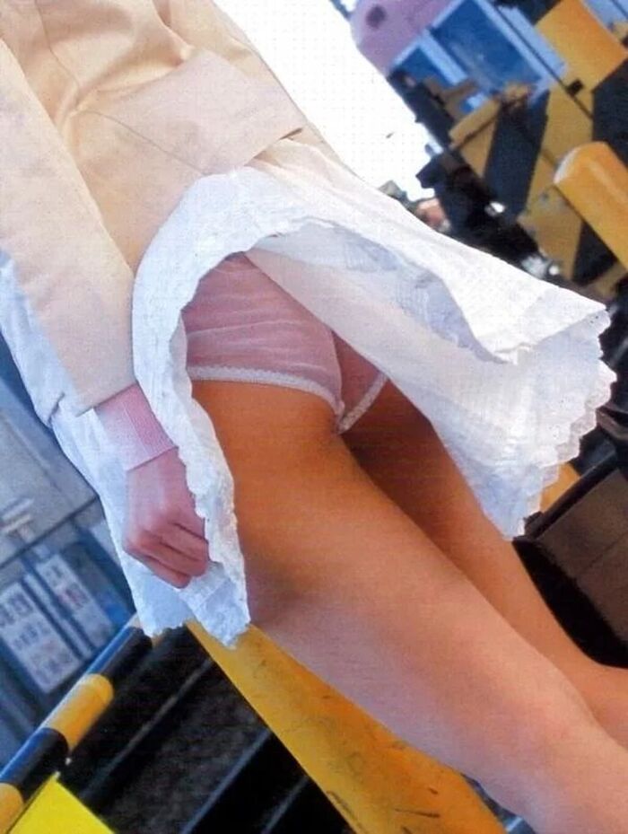 Amateur girls with a strong wind and skirts soaring and pants are fully visible 7th image