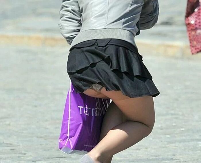 Amateur girls with a strong wind and skirts soaring and pants are fully visible 8th image