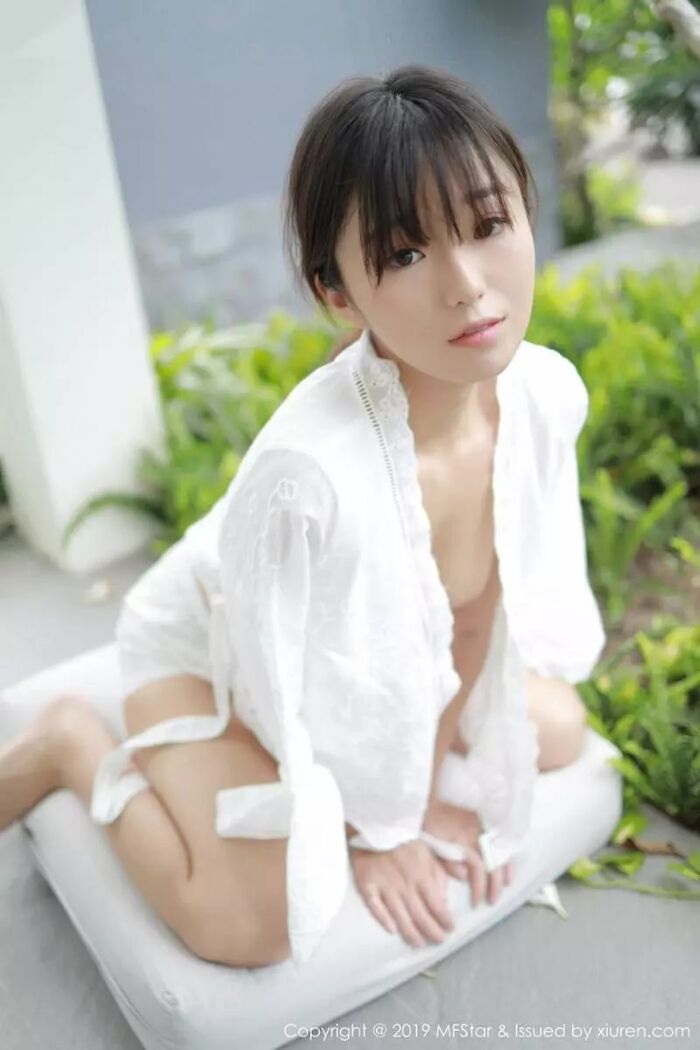 Yuka Kurai Koshi South Trip Beat Outside White Vacuum Sleepy Seduction (40P) 4th image