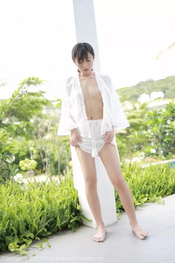 Yuka Kurai Koshi South Trip Beat Outside White Vacuum Sleepy Seduction (40P) 6th image