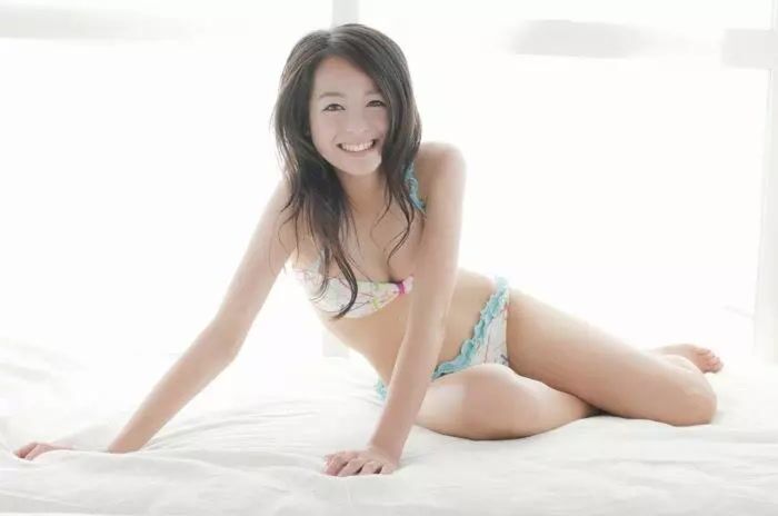(60P) 清野菜名｜美少女時代のビキニやへそ出しの水著グラビア (60P) 46th image