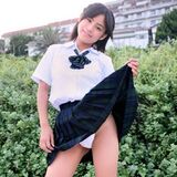 Daughters who roll up the skirt of the uniform by oneself and show pants